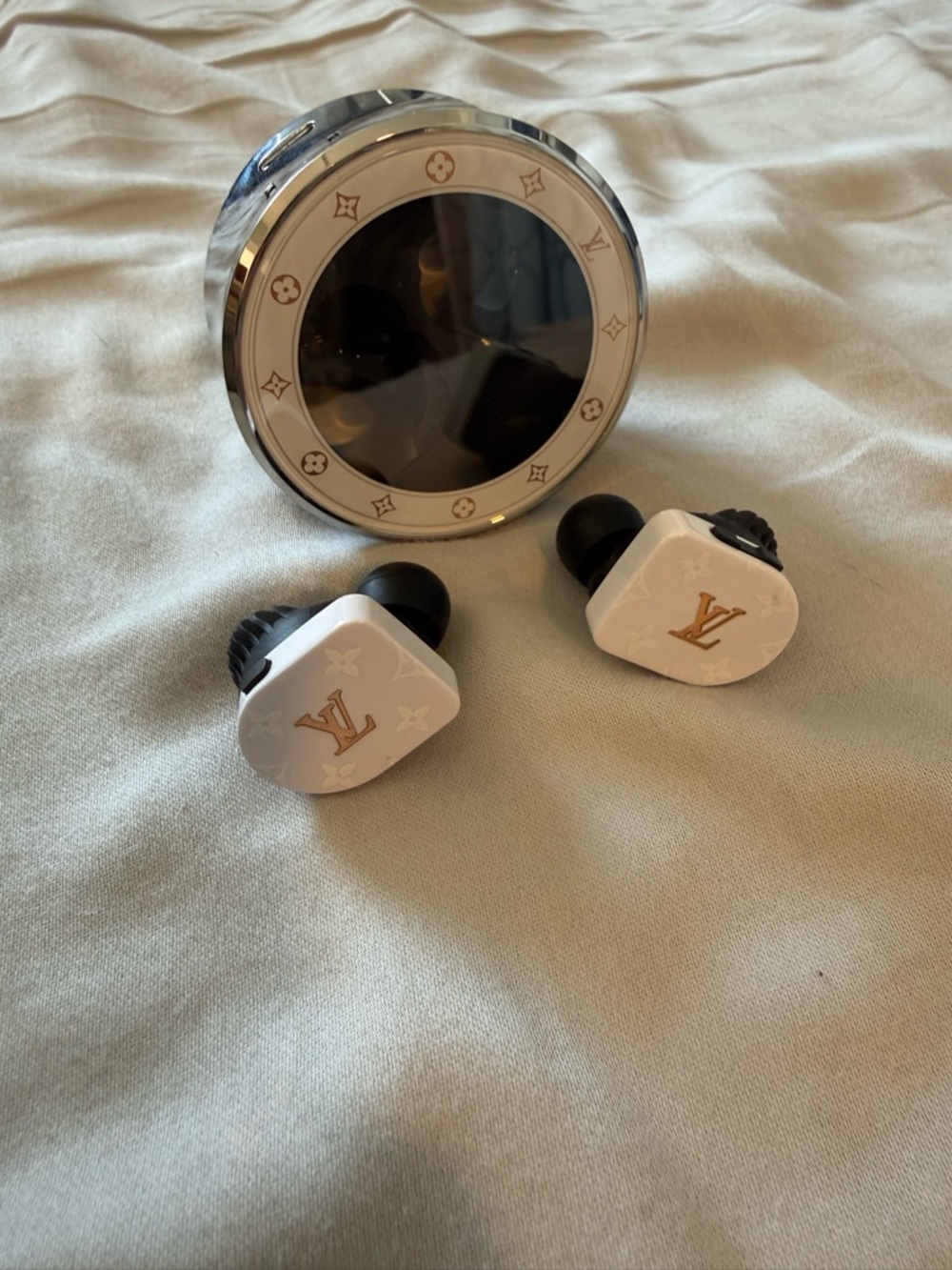 Louis Vuitton - Master Dynamic M07 Earbuds - Picture 3 of 4